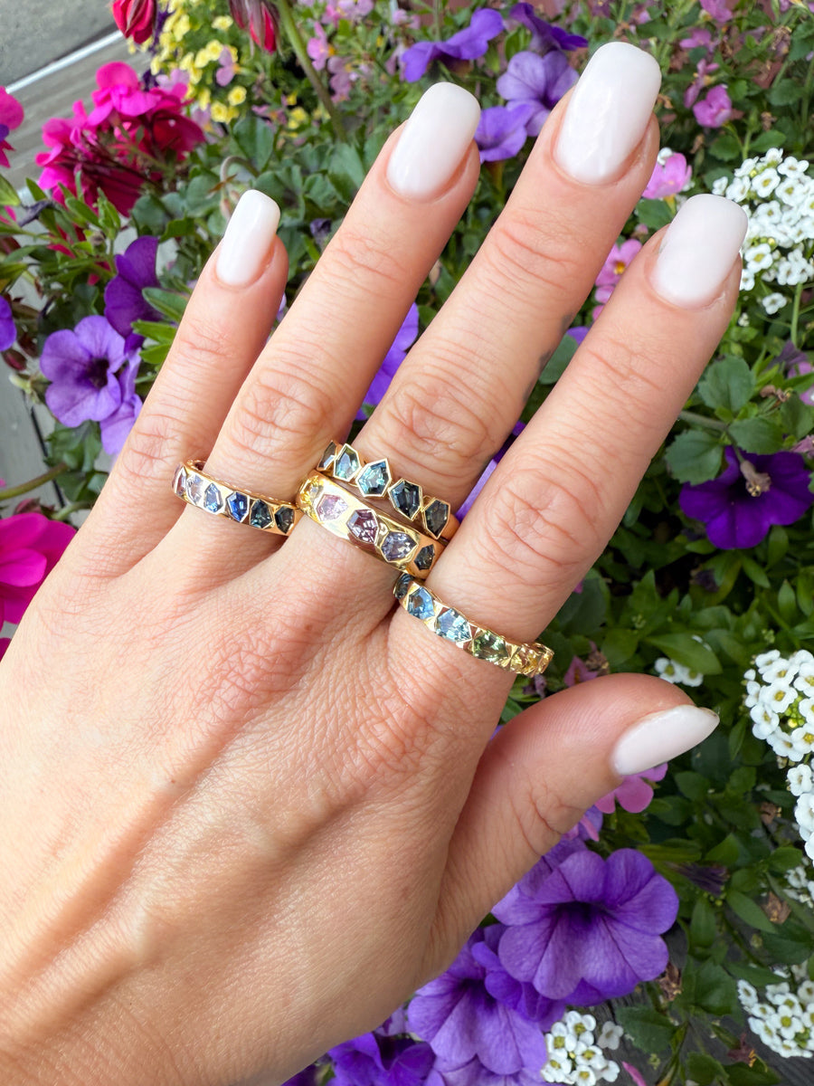 18K Floating Shield Rainbow Sapphire Stacking Ring
