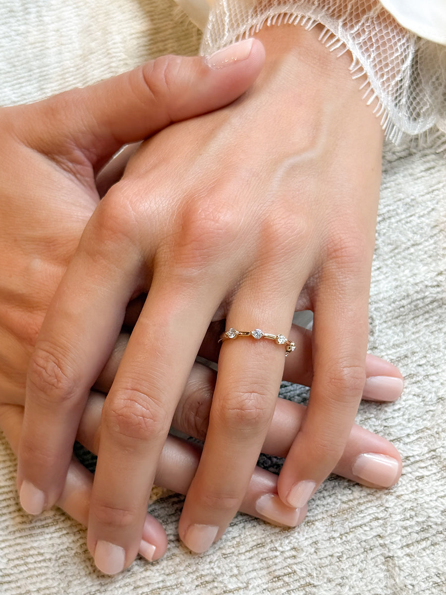 14K Single-Prong Diamond Station Band